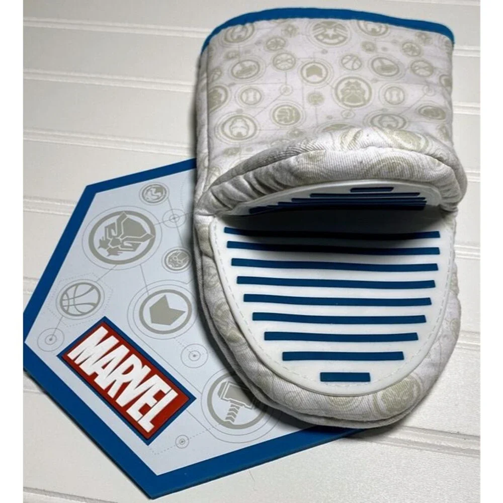 Disney Parks Marvel Oven Mitt + Hot Plate Silicone Pot Holder 2pc Set New!